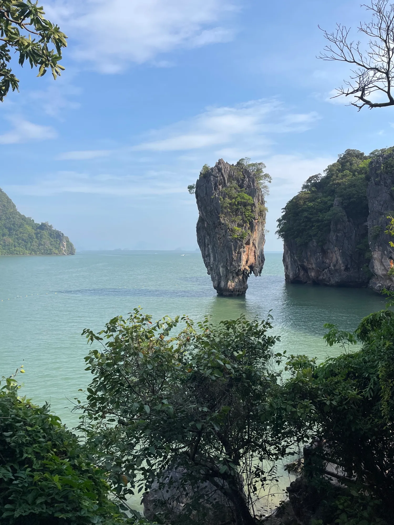 L'îlot karstique de Ko Ta Pu dressé dans la baie, entouré d'eau émeraude